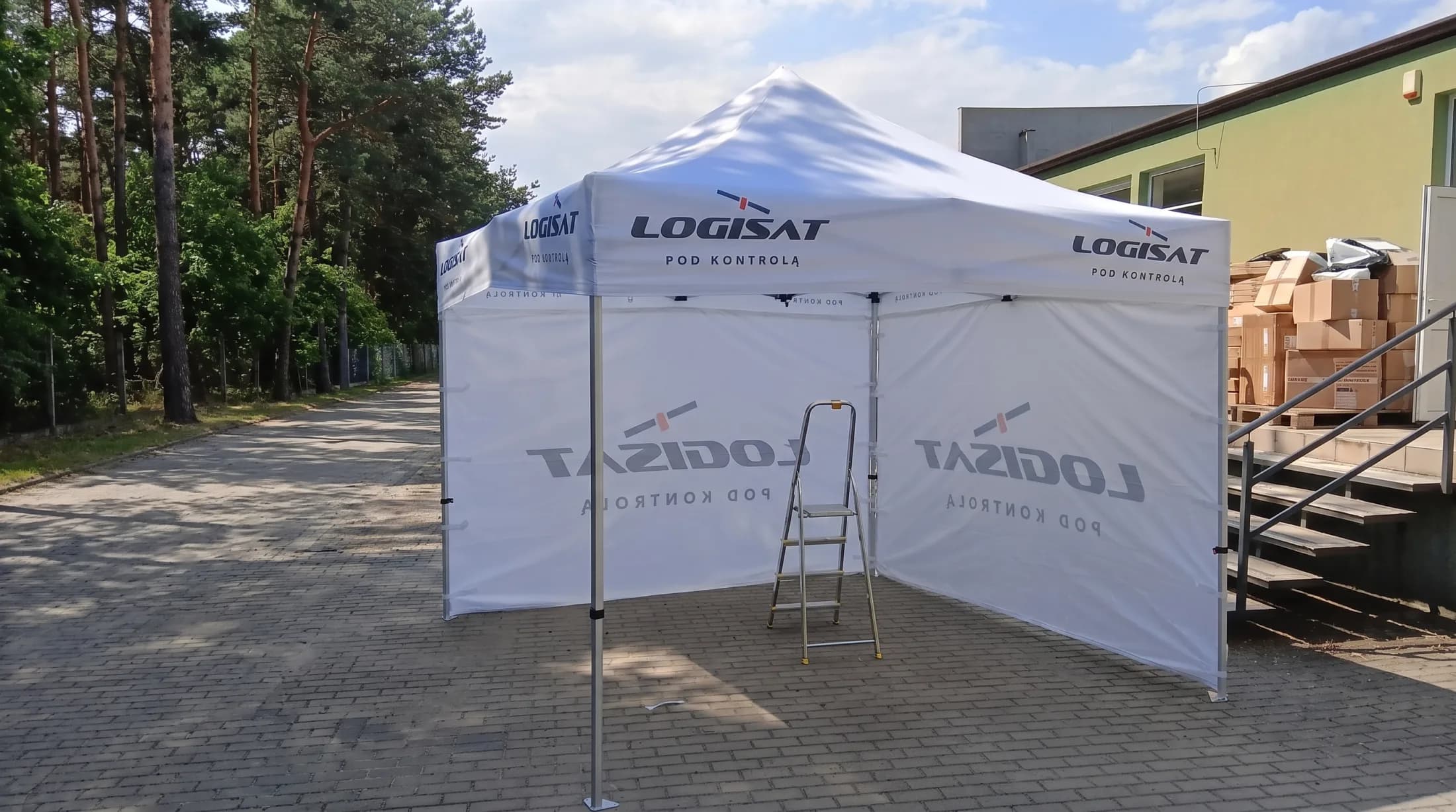 Biely reklamný stan Logisat s potlačou