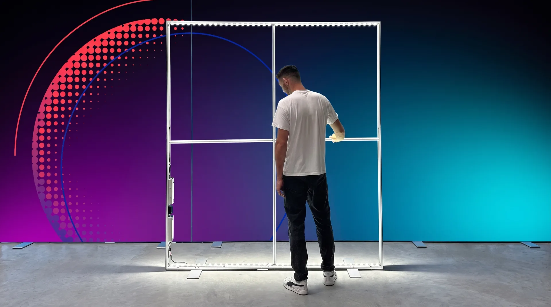 Montáž podsvietenej reklamnej steny Vitasystem